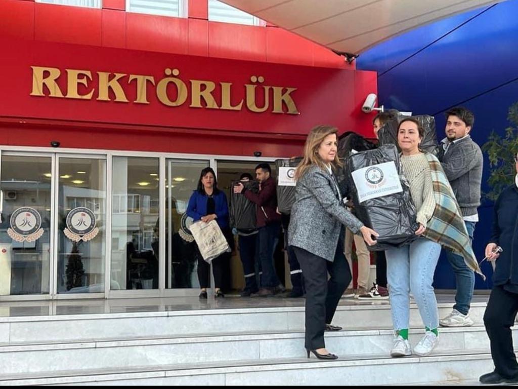 İzmir Demokrasi Üniversitesi Ailesi Depremzedelerimizin Yanında