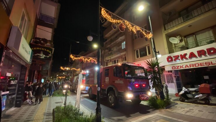 İzmir’de apartmanın çatı katında çıkan yangın söndürüldü