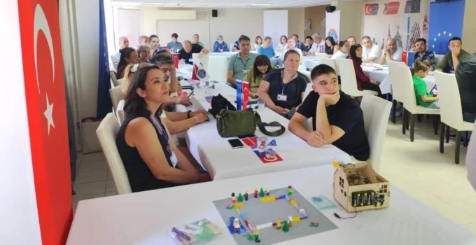 İzmir’de Erasmus+ Çalıştayında Program Geliştiren Öğrenciler Geliştirdikleri Projelerle Dikkat Çekti