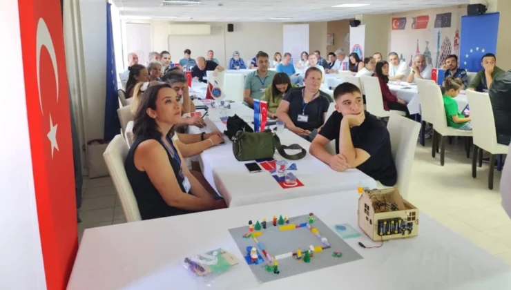 İzmir’de Erasmus+ Çalıştayında Program Geliştiren Öğrenciler Geliştirdikleri Projelerle Dikkat Çekti