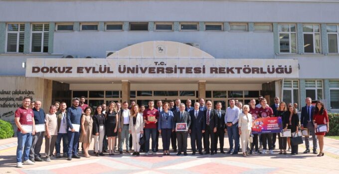 DEÜ’lü öğrenci ve akademisyenler, tebrik belgelerini DEÜ Rektörü Prof. Dr. Bayram Yılmaz’ın elinden aldı.