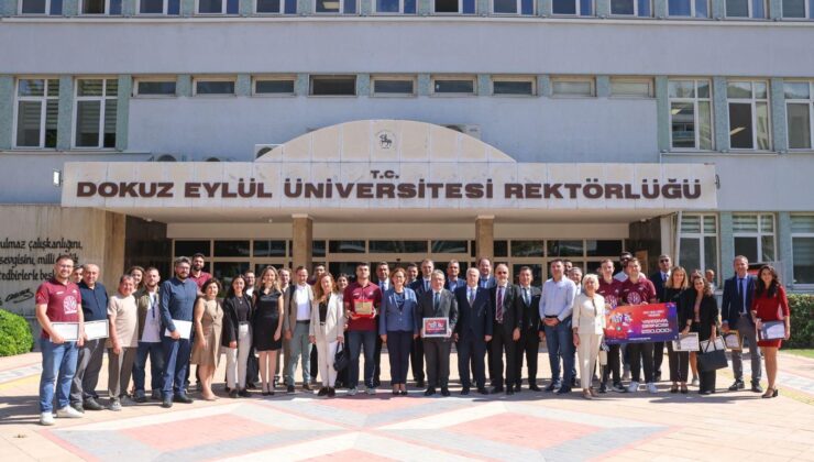 DEÜ’lü öğrenci ve akademisyenler, tebrik belgelerini DEÜ Rektörü Prof. Dr. Bayram Yılmaz’ın elinden aldı.